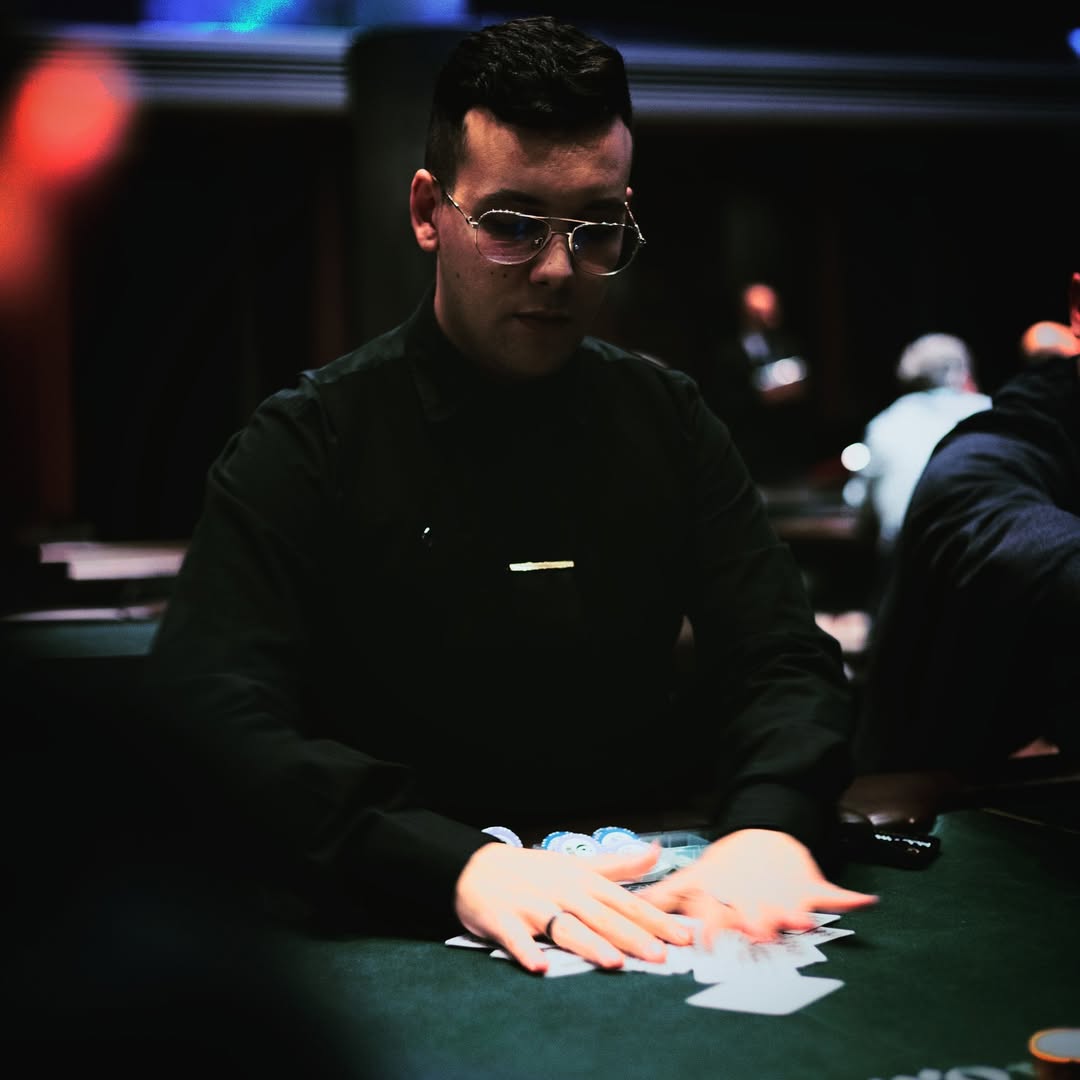 Nabil trabajando en mesa de casino